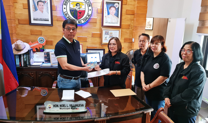 Tarlac Press and Radio Club officers donate to Concepcion's scholarship foundation.