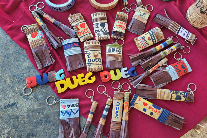 Dueg residents train in making bamboo novelty items