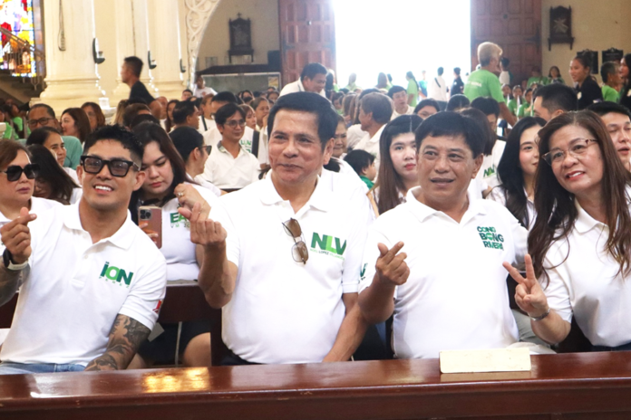 Variety show host Ion Perez, Concepcion mayor Noel Villanueva, Tarlac 3rd Dist. Rep. Bong Rivera, and VM candidate Evelyn Rivera flash the 'oppa' and victory signs.