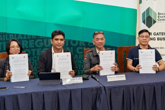 SEC Tarlac Director Richard Laus and TPRC President Jerry Hernandez ink MOA.