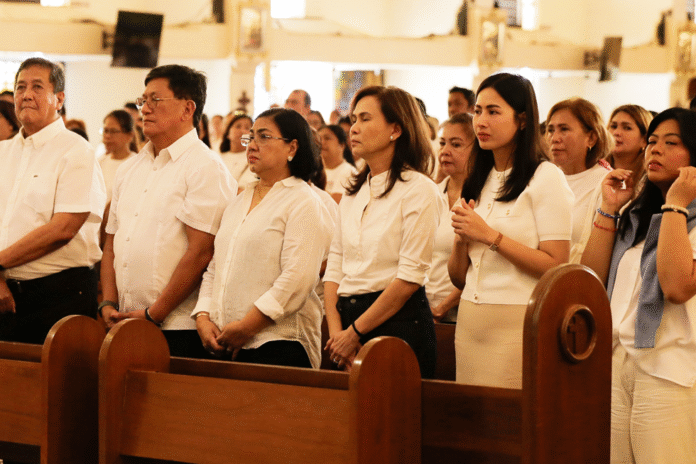 yap and friends La Paz mayor Venus Jordan, Gerona Vice Mayor Eloy Eclar, Gerona Mayor May Eclar, San Manuel Mayor Doña Tesoro, and Paniqui Mayor Kat Roxas flank the embattled Susan Yap during the Mass at the San Sebastian Cathedral.