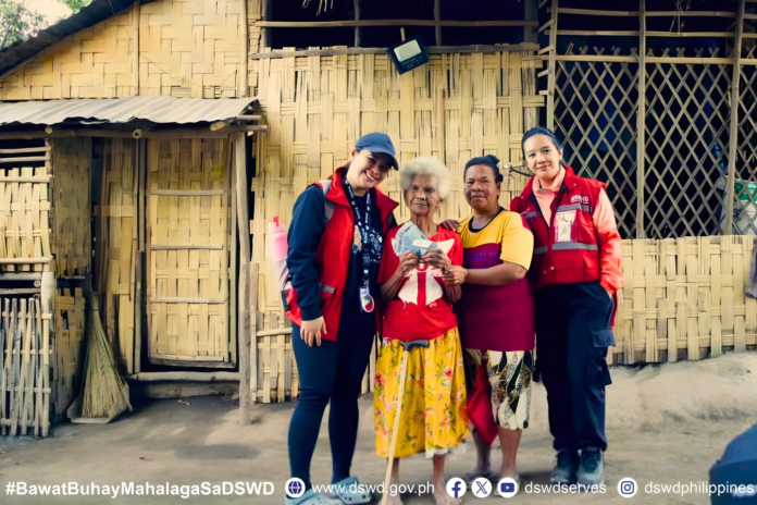 DSWD staff provides ₱10,000 in immediate aid to an Aeta centenarian in Capas, Tarlac, amid the delay of the full ₱100,000 gift. (Photo: DSWD)