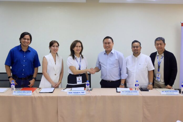Mayor Susan Yap with representatives of Aboitiz Construction, Inc. during the MOA signing for the TCLASS workforce training program at Tarlac City Hall (Image credited: Tarlac City Government/FB)