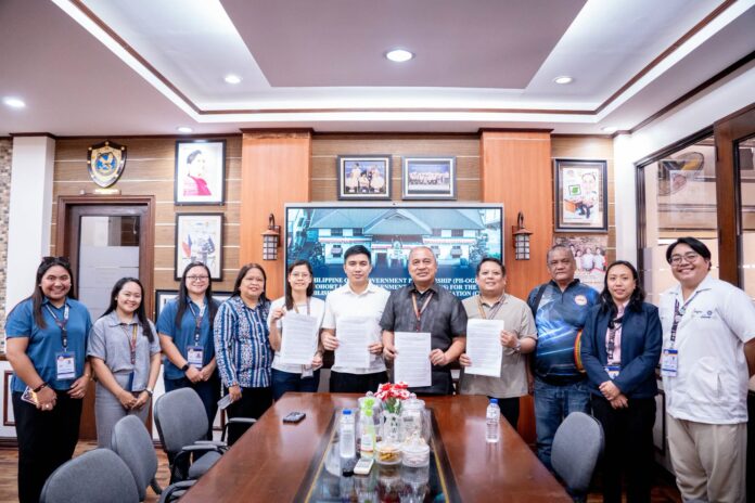Victoria, Tarlac Mayor Rex Villa Agustin leads the MOA signing for the establishment of the Civil Society Organization (CSO) Desk under the Philippine Open Government Partnership program, together with Vice Mayor Tani Guiam, SB members, and DILG representatives, in a bid to promote transparency, accountability, and citizen participation in local governance in Victoria, Tarlac. (Photo: Maunlad na Victoria/FB)