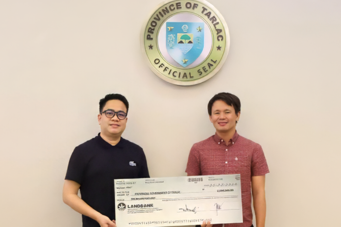 Gov. Christian Yap receives the P2-million grant from DOLE.