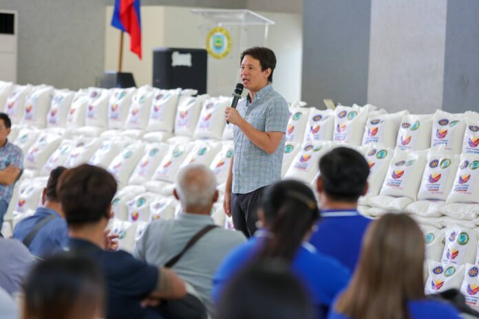 Governor Christian Yap leads the rice distribution for transport cooperatives at the Bulwagang Kanlahi (Photo: Christian Yap/FB)