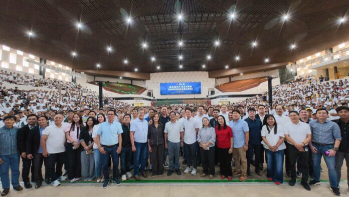 PBBM turns over the Php102.2 million Socio-Civic Projects Fund check to Tarlac officials during the 