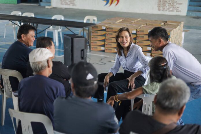 Mayor Susan Yap in dialogue with Brgy. San Francisco farmers over post-weather disturbance concerns. (Image Credited: Susan Yap/FB)