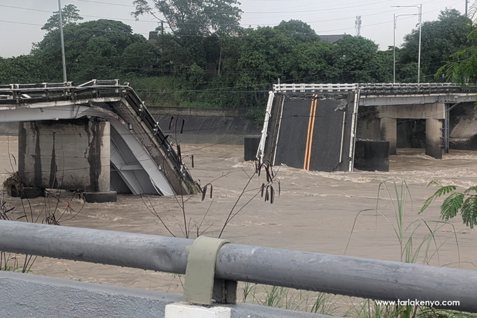 Authorities said the Agana Bridge collapsed around 7:40 PM as a northbound gray Toyota Avanza crossed the structure in Barangay Tibag.