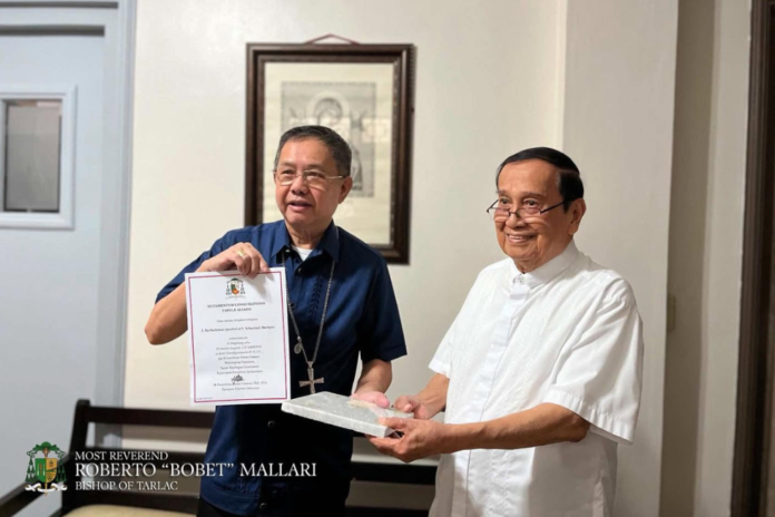 Bishop Mallari receives the consecrated altar stone from Bishop Emeritus Cinense.