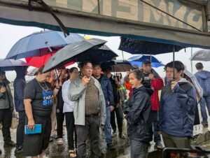 DPWH Secretary Vice Dizon inspects the Ninoy Aquino Bridge damage with local officials.