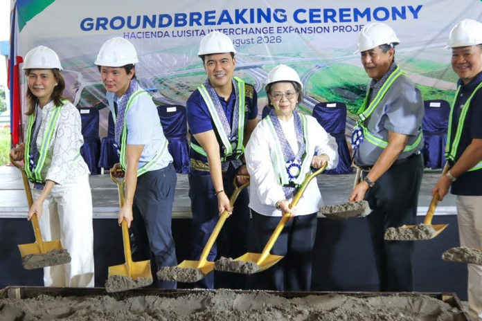Gov. Christian Yap, VG, Lita Aquino, Tarlac City Mayor Susan Yap, and La Paz Mayor Venus Jordan join the BCDA top brass in the groundbreaking ceremony of the Hacienda Luisita Interchange expansion.