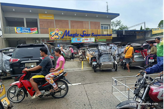 The collapse of the remaining bridge linking directly to Tarlac City center has prompted people to start panic-buying in Tibag.