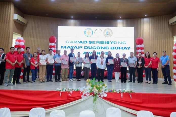 PRC Chairman Richard Gordon, Tarlac Gov. Christian Yap, and VG Lita Aquino join local chief executives at the 