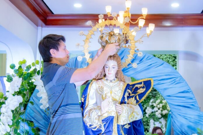 Gov. Christian Yap leads the crowning of the image of Our Lady of the Immaculate Conception during the opening of the Tarlac Province Grand Marian Exhibit 2026 at the Tarlac Capitol lobby on September 16. (Photo courtesy of Christian Yap)