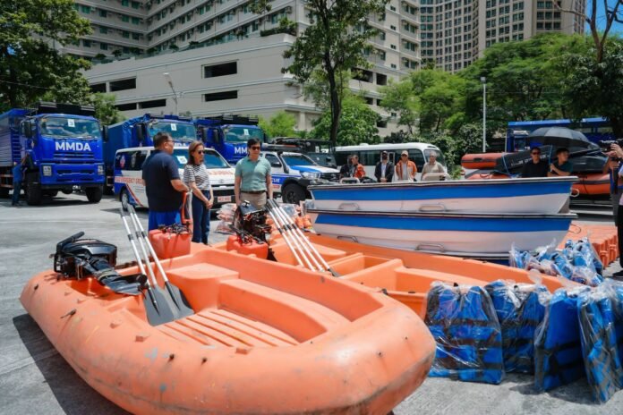 Mayor Susan Yap and Cabinet Secretary Benhur Abalos inspect MMDA's emergency equipment for Tarlac City residents. (Image Credited: Mayor Susan Yap)