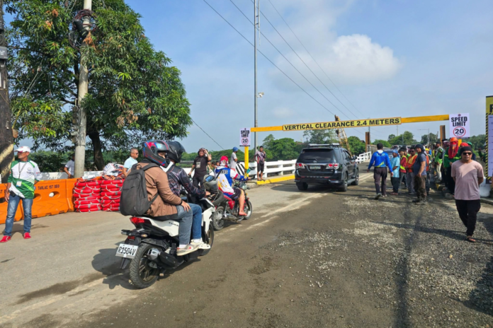 Light vehicles cross the newly opened Agana Bailey Bridge in Tarlac City. (Image Credited: Susan Yap/FB)