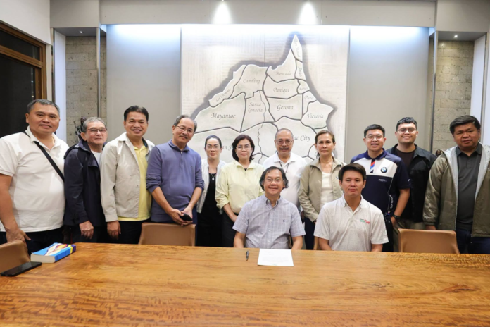 Former City Mayor Aro Mendoza replaced resigned Councilor Pee Jay Basangan in the Tarlac City Council.