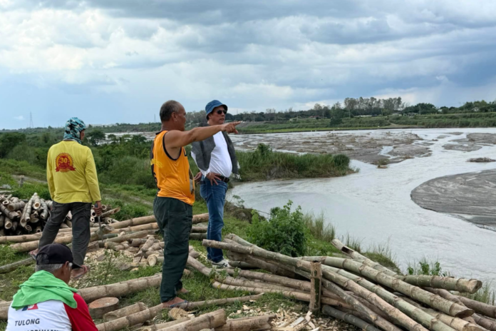 Concepcion Mayor Noel Villanueva inspects community activities for spurdiking and sandbagging of the collapsed dike structure at Barangay Dungan. (Photo Courtesy of MNLV)