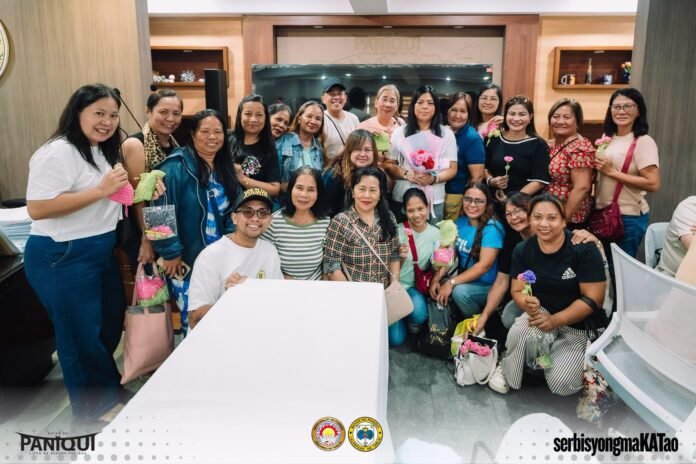 Mayor Kat Roxas joins participants of the 3-day crochet training organized by PESO Paniqui. (Image Credited: PESO LGU Paniqui)