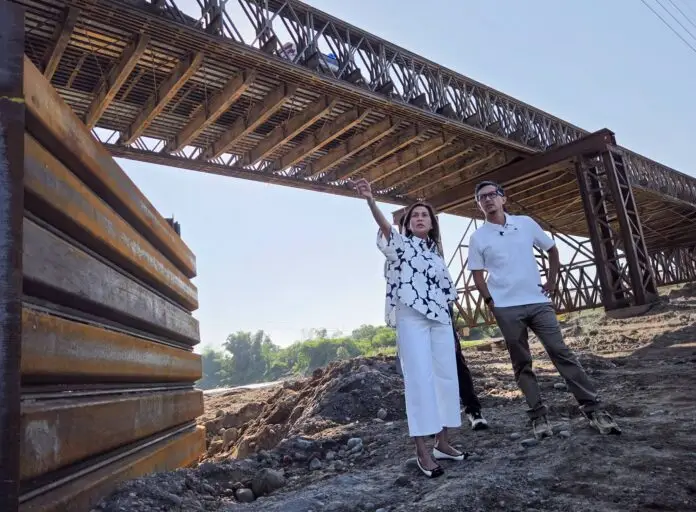 Tarlac City Mayor Susan Yap and DPWH Secretary Vince Dizon inspect the Agana Bailey Bridge on October 15. (Photo courtesy of MSY)
