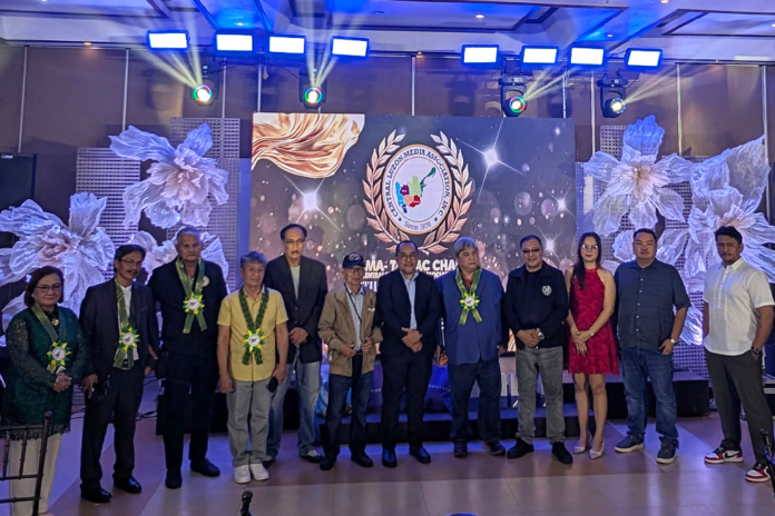 Newly inducted Central Luzon Media Association Regional officers pose for posterity with past president Deng Pangilinan.