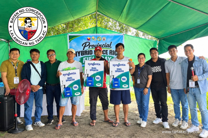 Agricultural officials turn over sprayers to farmer beneficiaries during the Field Day in Brgy. Caluluan, Concepcion.